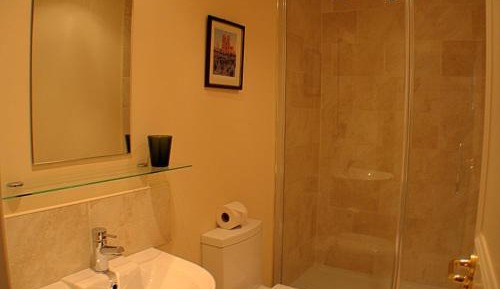 Luxury Three-Bedroom Cottage with Hot Tub