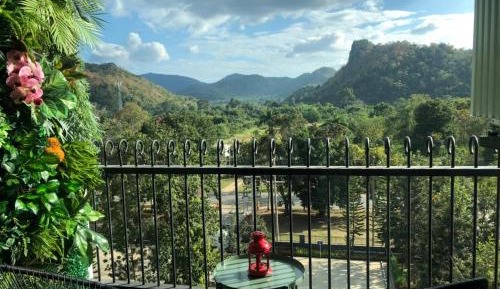 Apartment with Mountain View
