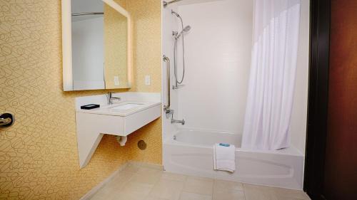 King Room - Mobility Access Tub - Non-Smoking