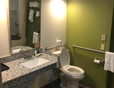 Queen Room - Accessible/Non-Smoking
