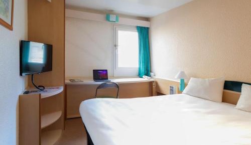 Standard Room with 1 Double and 1 Single Bed