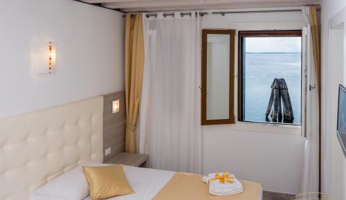 Double or Twin Room with Sea View