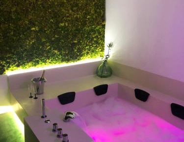 King Room with Spa Bath