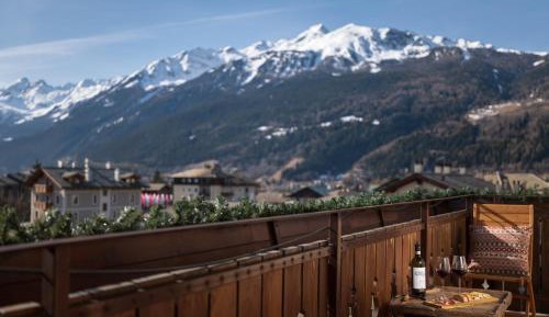 Superior Family Room with Balcony and Mountain View