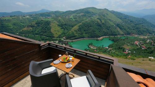 King Suite with Sea View and Hot Tub 