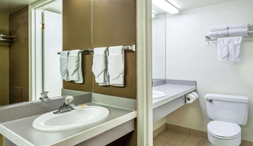 Deluxe King Studio Suite - Non-Smoking