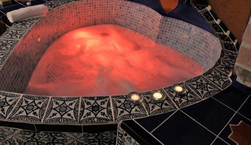 Cave (4 Adults) with Jacuzzi