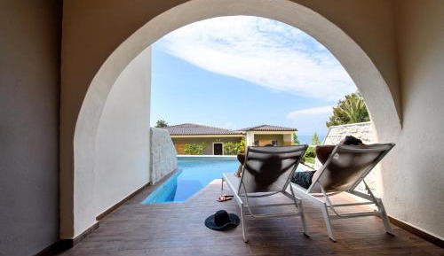 Deluxe Double Room with Shared Pool 
