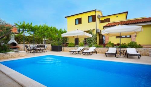 Apartment with Pool View 