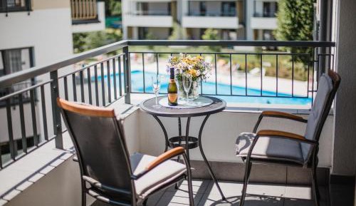 Apartment with Pool View 
