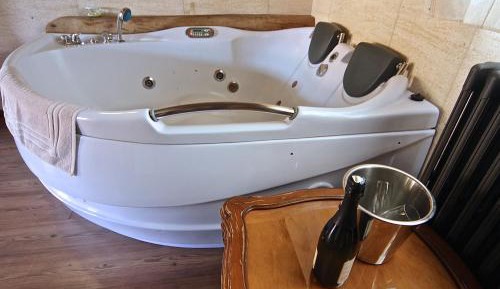 Deluxe Suite with Spa Bath