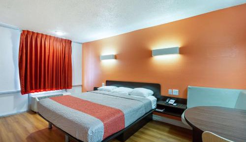 Deluxe King Room - Non-Smoking