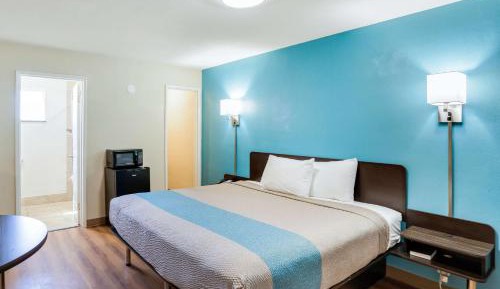 Deluxe King Room - Non-Smoking