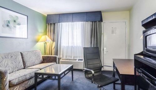 King Suite - Non-Smoking/Poolside