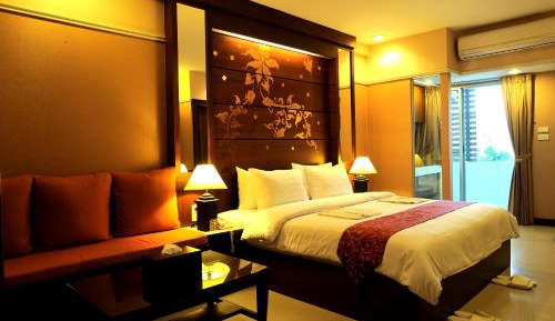 Deluxe with Breakfast Free Round-Trip Airport Transfer and Mini-bar