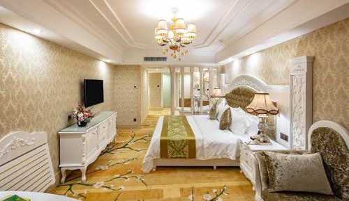 Suite with Lake View