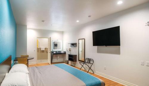 Deluxe King Room - Non-Smoking