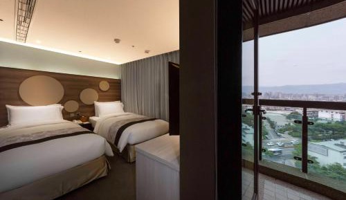 Deluxe Twin Room with City View & Balcony