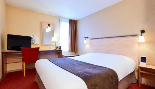 Triple Room (1 Double Bed + 1 Single Bed)