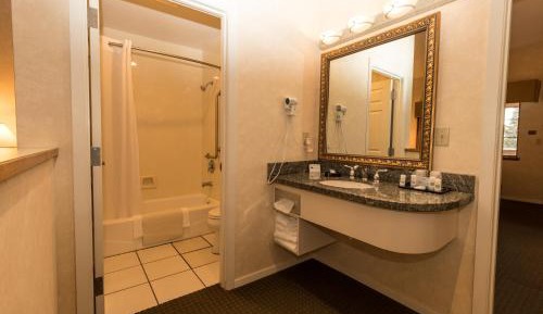 Deluxe Queen Suite
