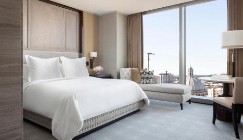 Deluxe King Room with City View