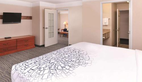 Deluxe King Suite with Mountain View - Non-Smoking