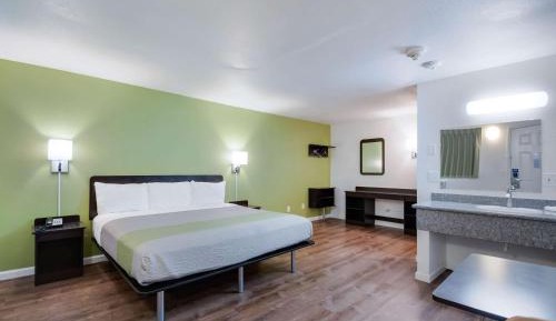 Deluxe King Room - Non-Smoking