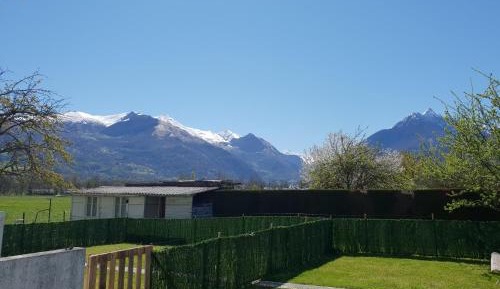 Apartment with Mountain View