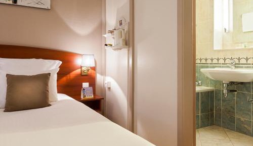 Queen Room with Air Conditioning - Non Smoking