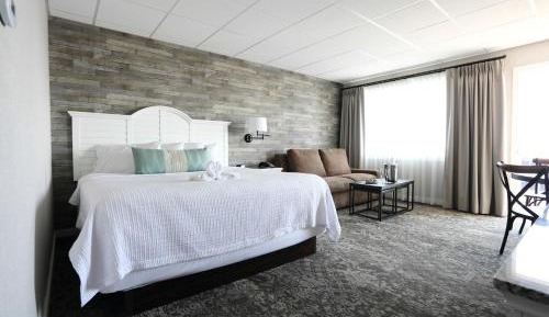 King Bed w/ Sleeper Sofa Side Ocean View