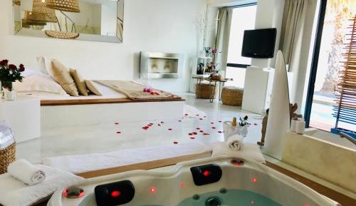 Suite with Hot Tub