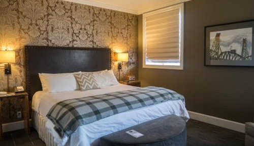 Bridgetown Parlor Suite King