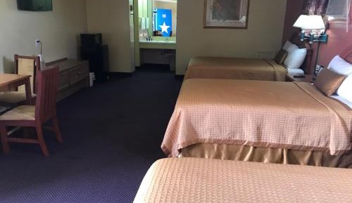 Triple Room with Three Double Beds 