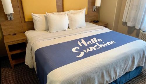 King Room with Roll-In Shower - Mobility/Hearing Accessible - Non-Smoking