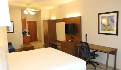 Two-Bedroom Suite with Oner King Bed and One Queen Bed