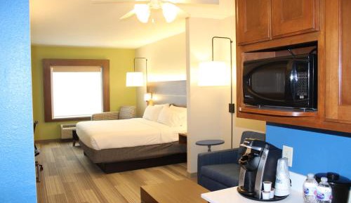 King Suite with Sofa Bed - Hearing Accessible