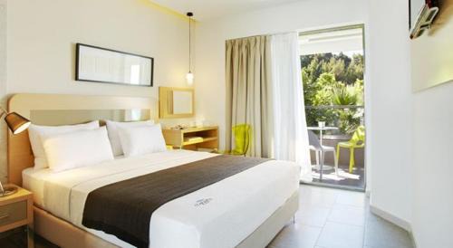 Deluxe Room with Side Sea View
