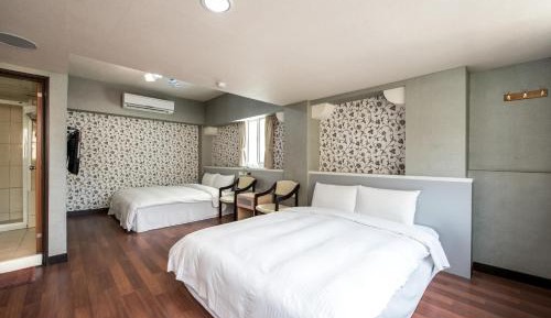 Family Room (4 Adults)