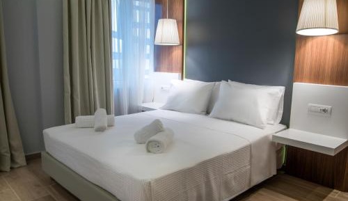 Deluxe Double Room (2 Adults + 1 Child)