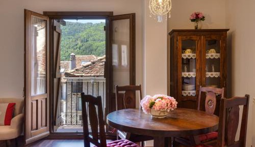 Apartment with Mountain View