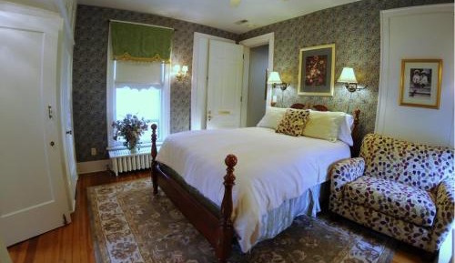 Deluxe Queen Suite