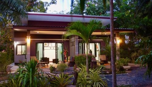 Deluxe Double Room (2 Adults + 1 Child)