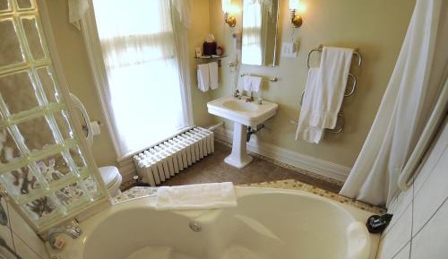 Deluxe Queen Suite