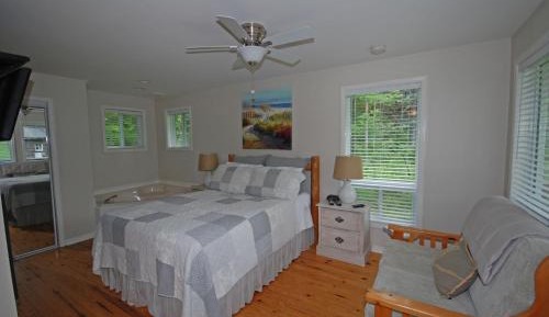 Lakeside Studio Cottage with Jacuzzi & Fireplace
