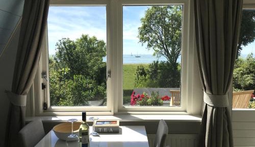 Apartment with Lake View