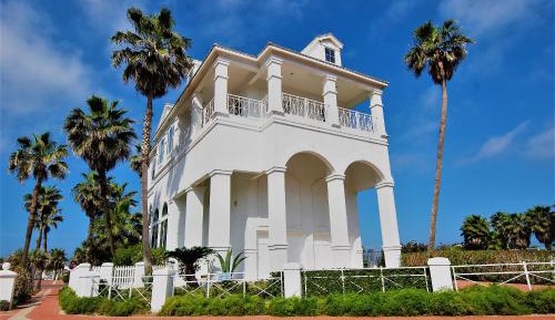 Four-Bedroom Holiday Home