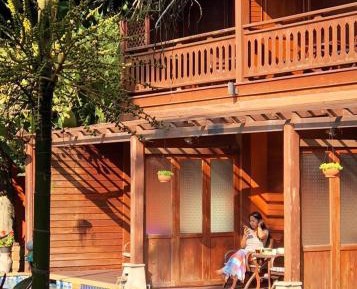 Deluxe King Room with Pool Access