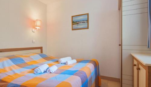 Select One-Bedroom Apartment (5 People)