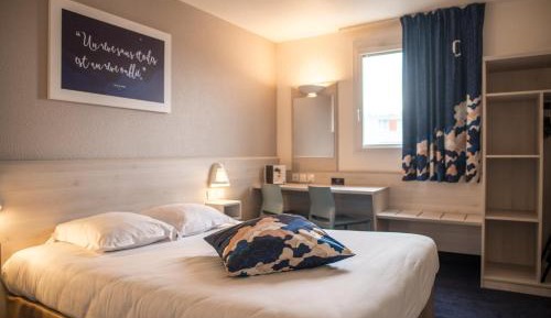 King Room with Roll-In Shower - Disability Access