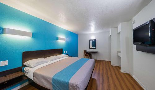 King Room - Disability Access - Non-Smoking